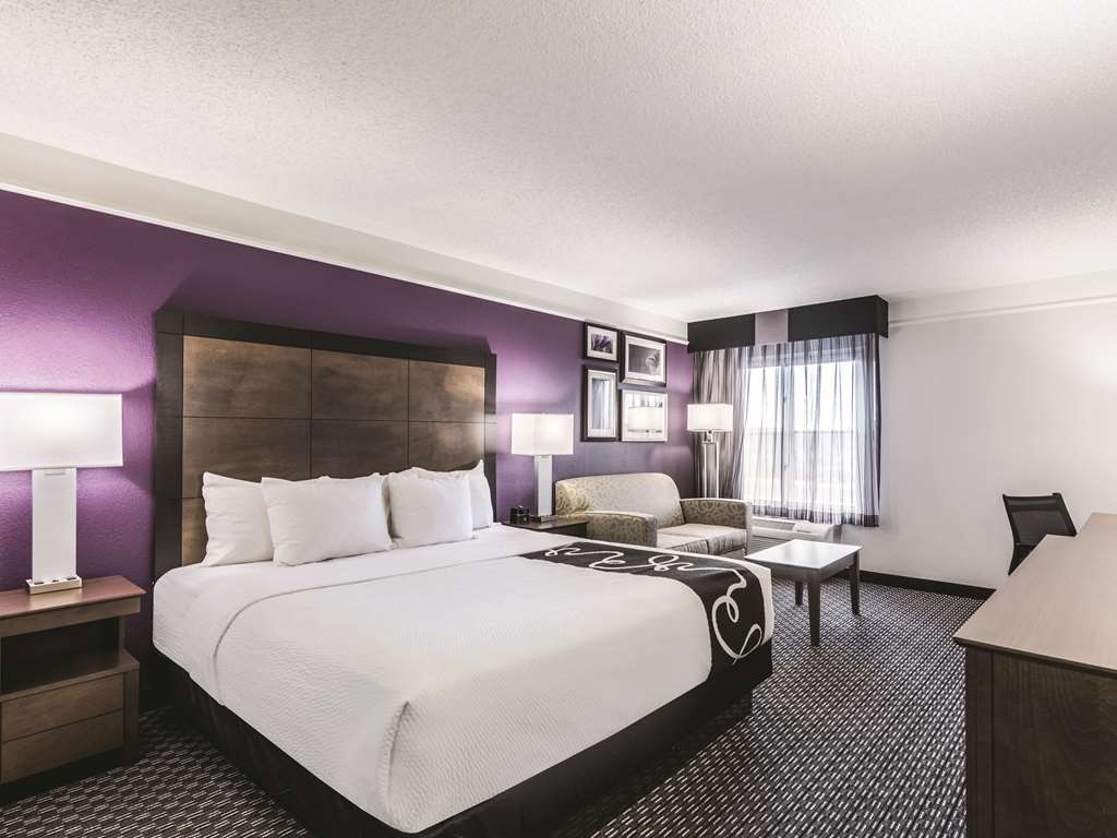 La Quinta Inn & Suites by Wyndham Cincinnati Sharonville - photo 20