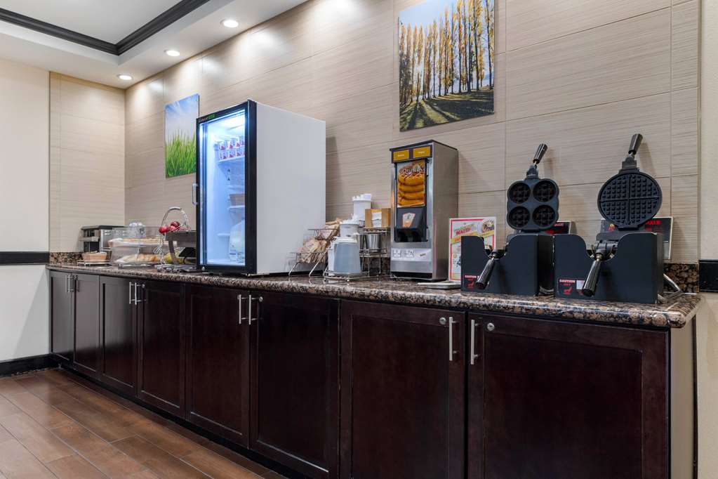 La Quinta Inn & Suites by Wyndham Auburn - photo 36