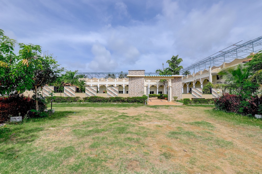 Ezzenza Royal Garden Brindavan Resort — hotel in French Rocks