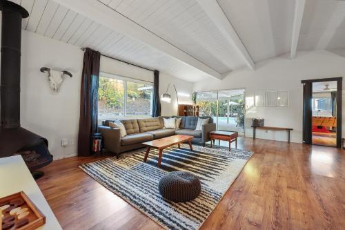 Agua Dulce Mid Century Oasis Pool &Hot Tub — Spring Valley — photo 3