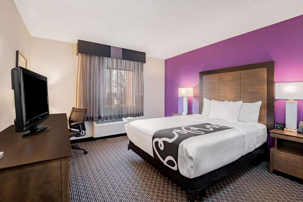 La Quinta Inn & Suites by Wyndham Baltimore BWI Airport - photo 49