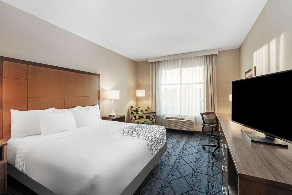 La Quinta Inn & Suites by Wyndham Kansas City Beacon Hill - photo 12