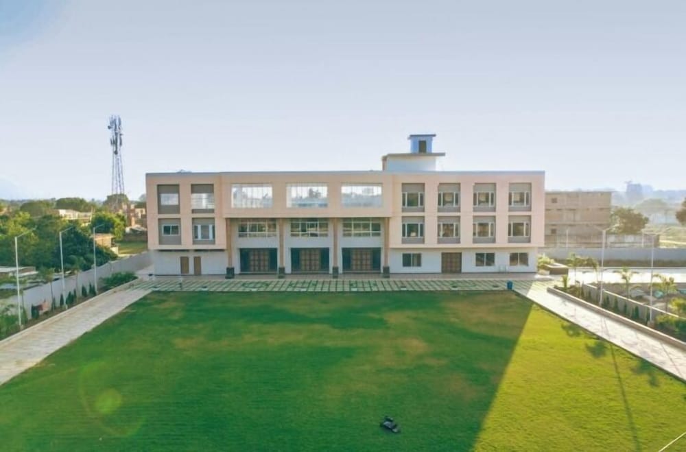 The Grand Chandra Hotel — hotel in Mirzapur