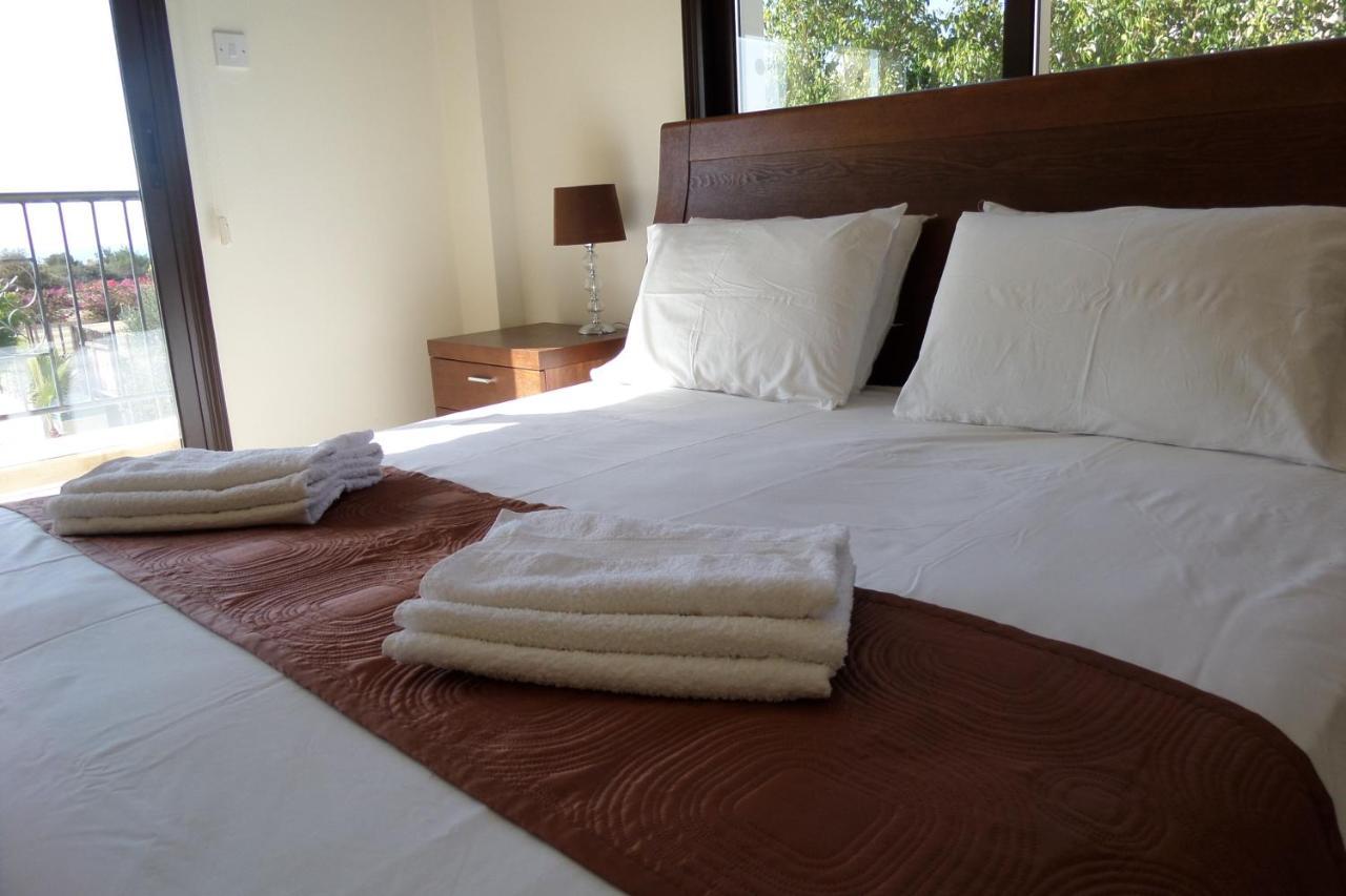 Modern 3 bedroom villa pool and close to golf course