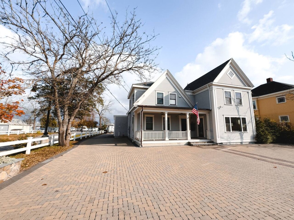 Water Access 5 Bed 2 Bath Retreat in Barnstable, United States