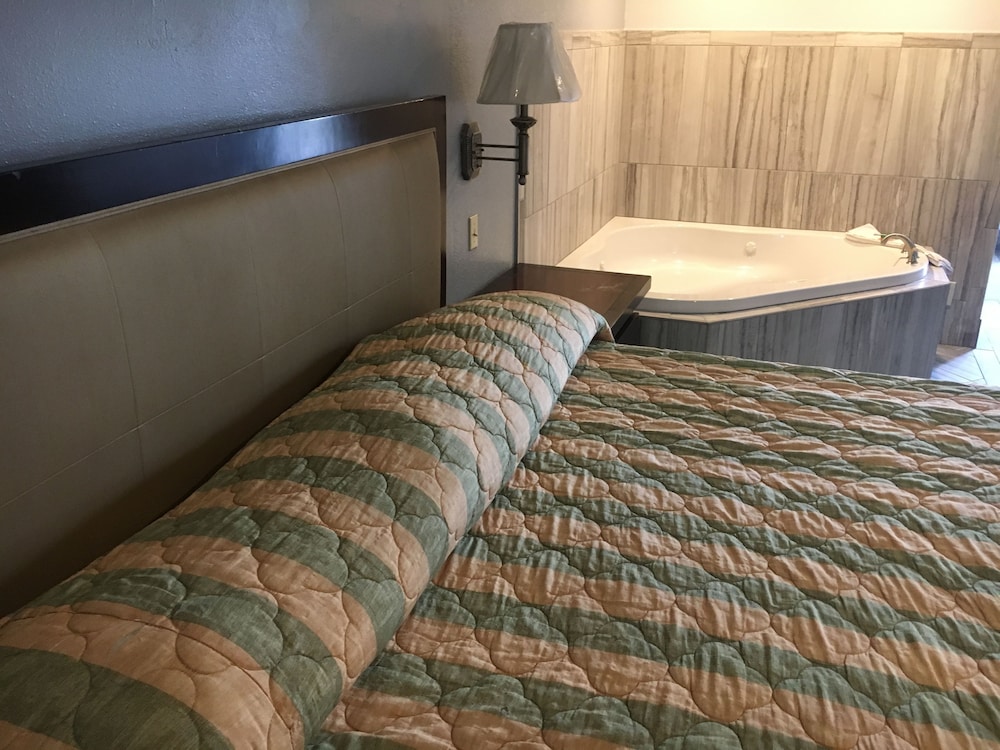 Bellflower Travel Inn - photo 21
