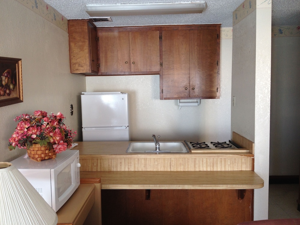 Warrick Plaza Inn - photo 16