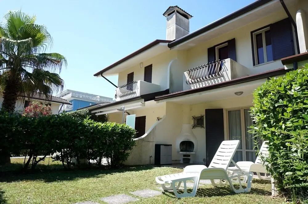Beautiful Villa For 6 People pool tv ac by Beahost Rentals Caorle — 4-Star Luxury Hotel in Caorle, Italy