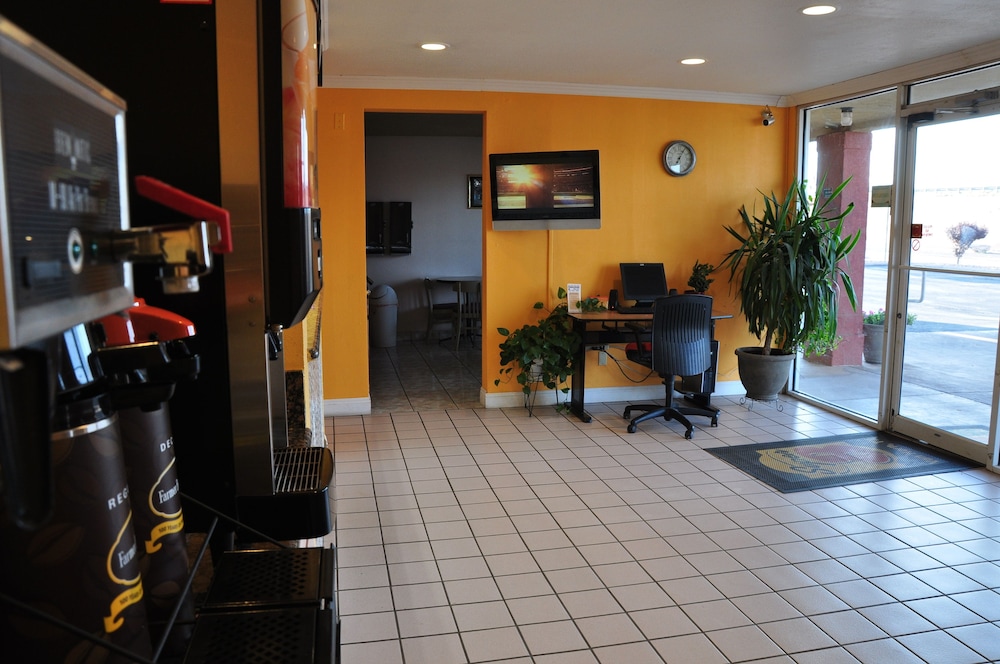 Super 8 by Wyndham Van Horn - photo 3