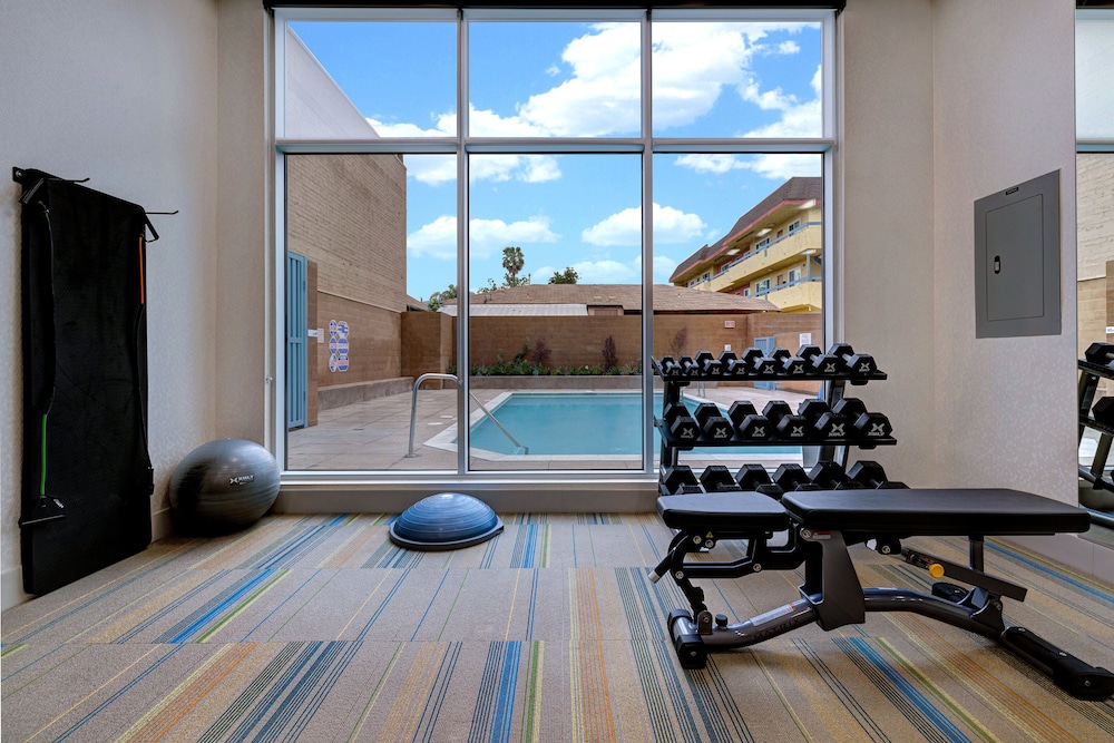 Holiday Inn Express and Suites Glendale Downtown - photo 46