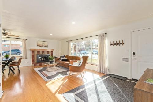New 1958 Chic Mid Mod House — 4-Star Luxury Hotel in Littleton, United States