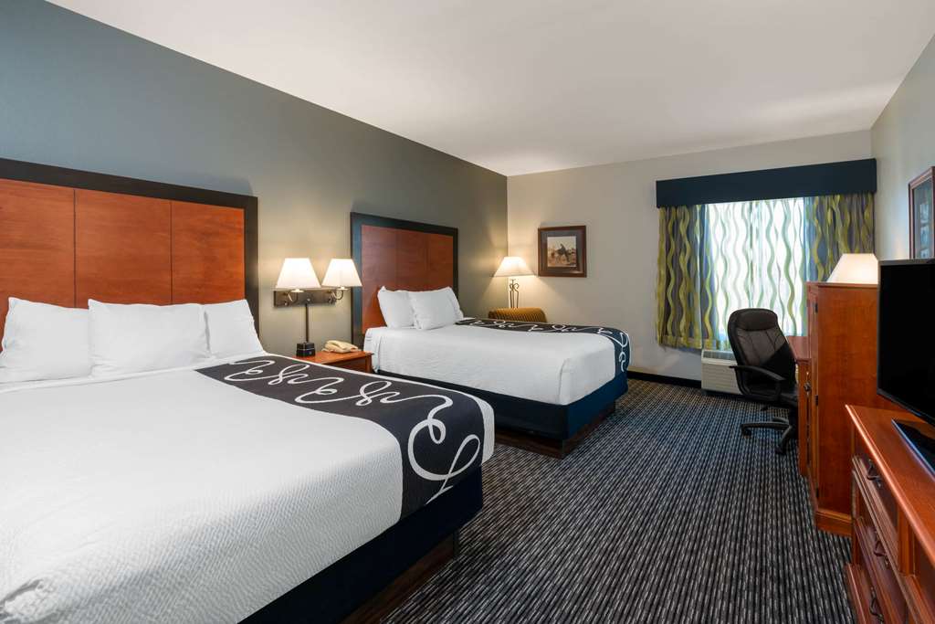 La Quinta Inn & Suites by Wyndham Rifle - photo 10