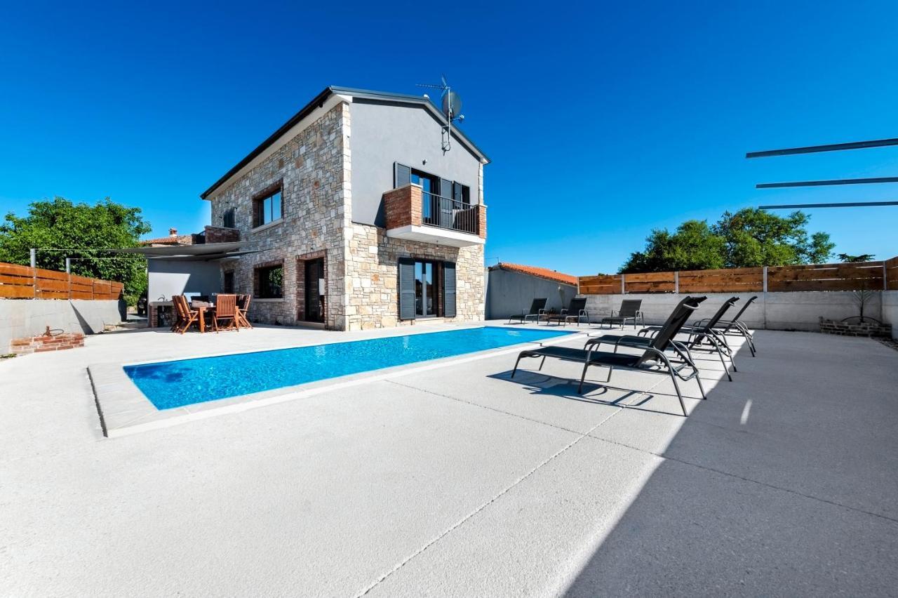 Villa Baraka with Private Pool Near Rovinj Wiibuk — 4-Star Luxury Hotel in Kanfanar, Croatia