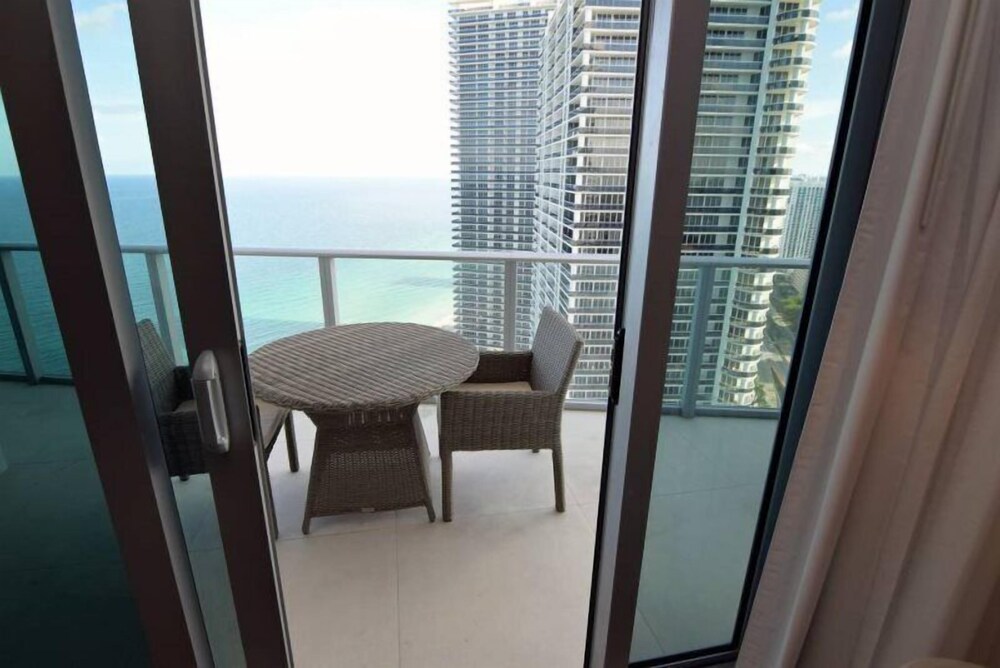 Best Ocean & Bay Views 2 Bed 2 Bath @ Hyde Resort - photo 53