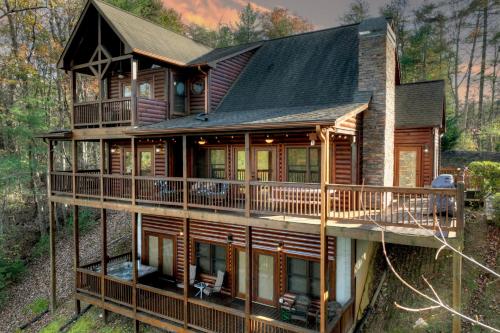 Moonlight Mountain Cabin Great views and a hot tub — 4-Star Luxury Hotel in Blue Ridge, United States