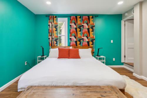 Charming Remodeled 3 BR Bungalow near Attractions — 4-Star Luxury Hotel in Pittsburgh, United States
