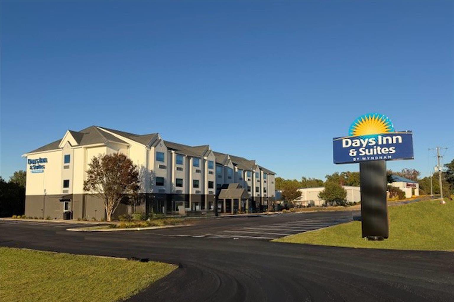 Days Inn & Suites by Wyndham Brandon Amphitheater in Brandon, United States