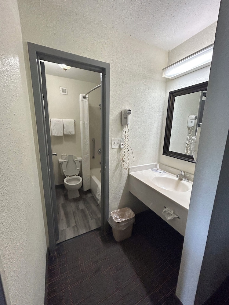 Clarion Pointe Greensboro Coliseum Area - photo 22