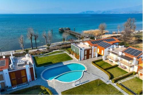 Gardalandluxuryapartment Pool & Free Parking — 4-Star Luxury Hotel in Castelnuovo Del Garda, Italy