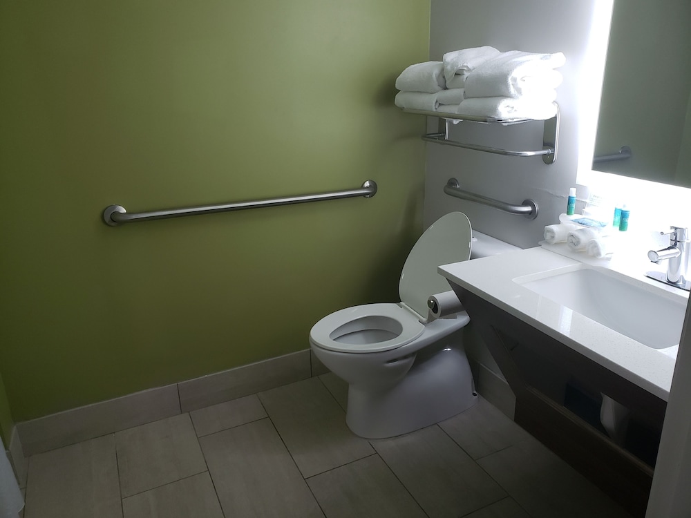 Holiday Inn Express & Suites Raleigh NE Medical Ctr Area by IHG - photo 20