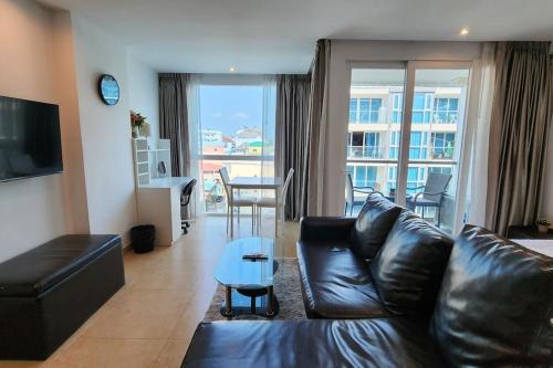Centara Avenue pool view B72 — 4-Star Luxury Hotel in Pattaya, Thailand
