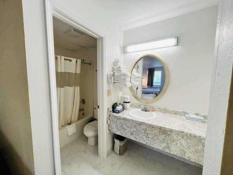 Celebrity Inn - photo 7