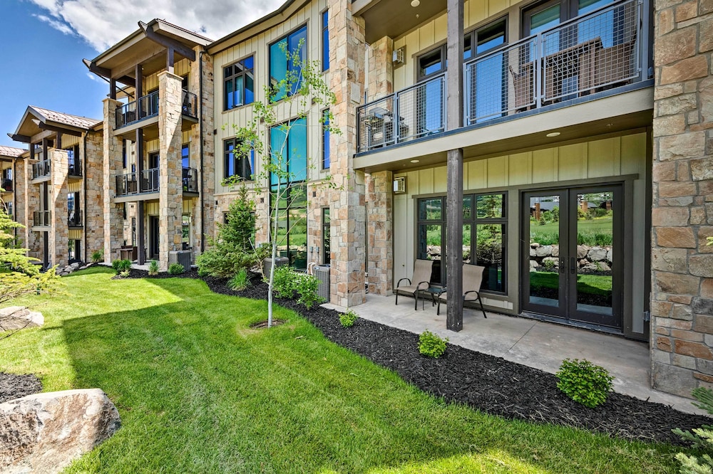 Luxe Canyons Ski Resort Condo Walk to Ski Lift — hotel in Bridgeport