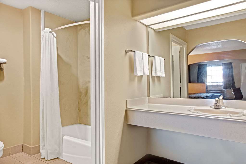 Days Inn & Suites by Wyndham Houston North Spring - photo 8
