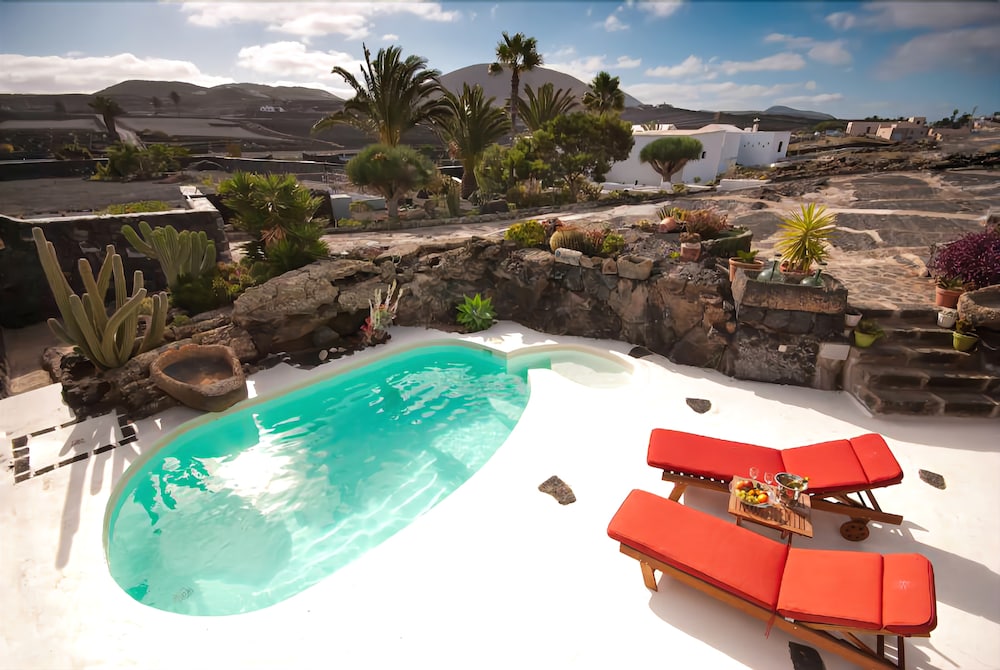Ecofinca La Buganvilla — 4-Star Luxury Hotel in San Bartolome, Spain