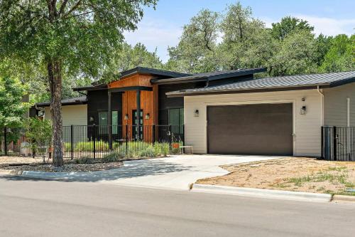 Stylish East Austin Home 2BR BBQ Close to DT — 4-Star Luxury Hotel in Austin, United States