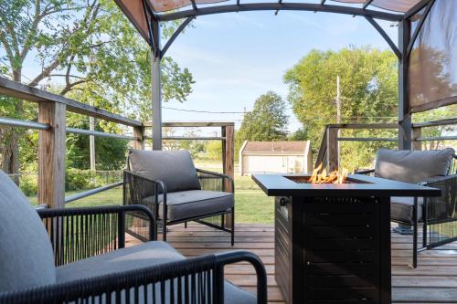 Enchanting 3BR Cottage Close to Downtown — 4-Star Luxury Hotel in Omaha, United States