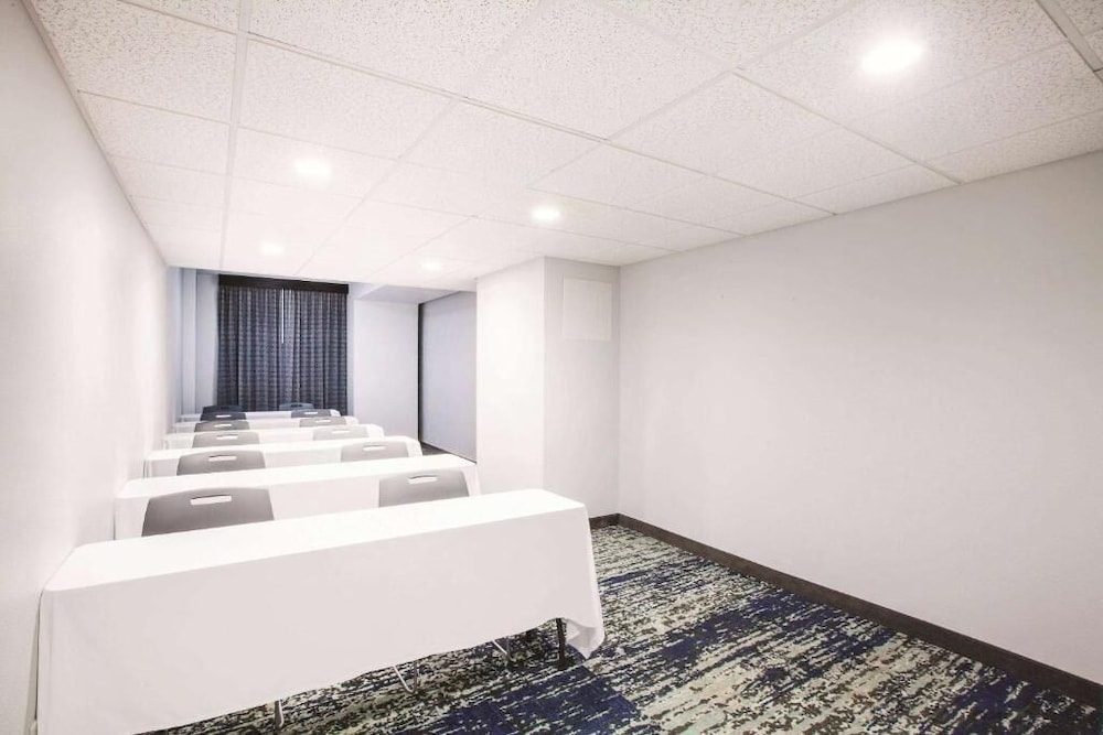Holiday Inn Express Dallas Downtown - photo 79