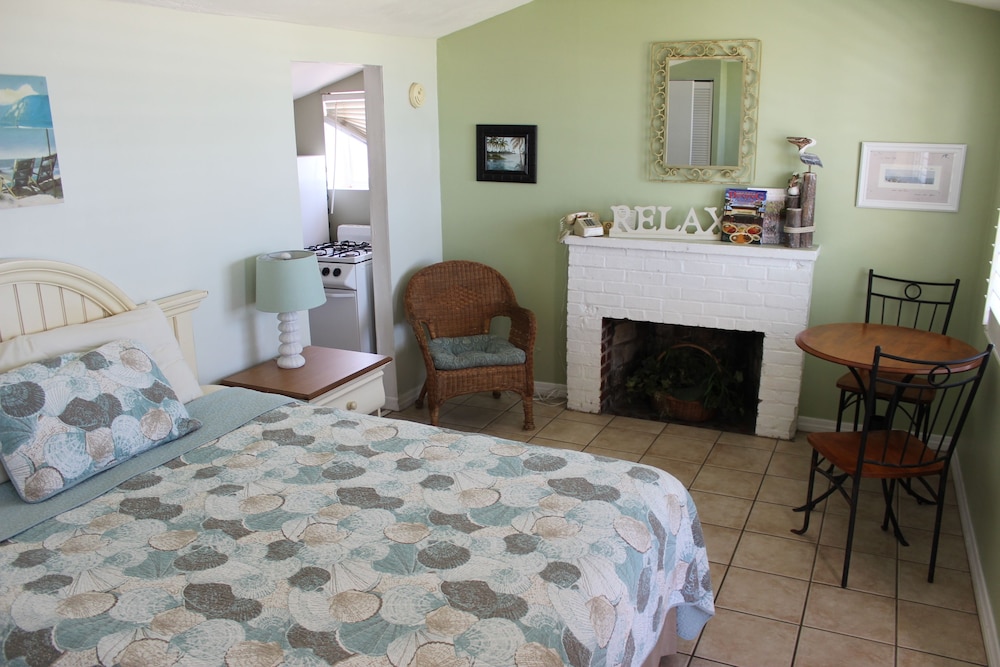 Shoreline Suites & Cabana Cottages - photo 4