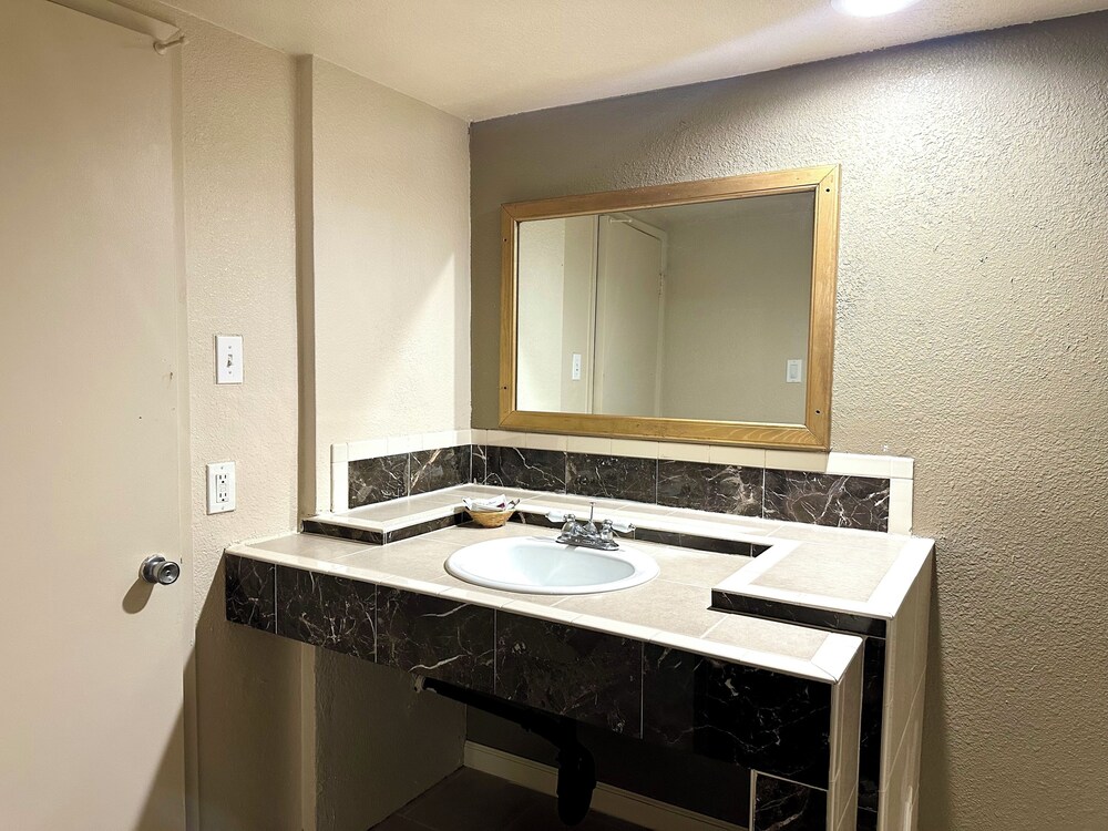 Regency Inn Fresno - photo 6