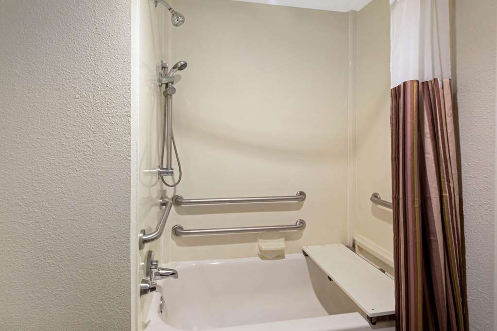 La Quinta Inn & Suites by Wyndham Miami Airport East - photo 37