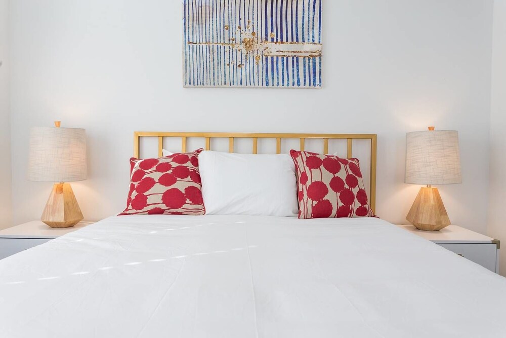 8 BRs Comprised of 4 2BR Suites by Domio - photo 6