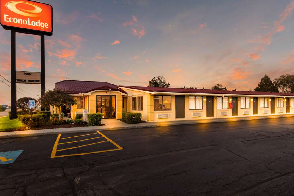 Econo Lodge Norwalk - photo 26