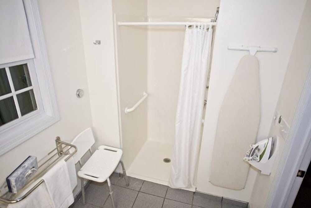 Chalet Motel Mequon - photo 17
