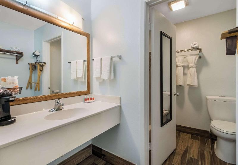 Econo Lodge Inn & Suites Fulton Rockport - photo 25