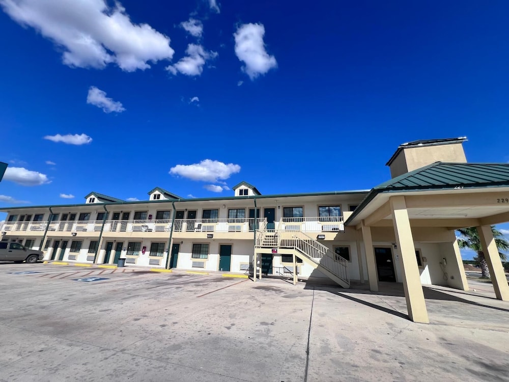 Oyo Garden Inn And Suites Pearsall I 35 East — Pearsall