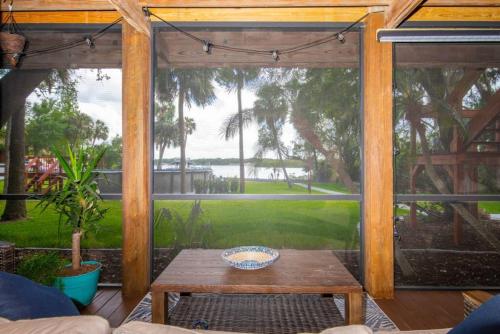 Stunning Tampa Bay Waterfront House with Pool — 4-Star Luxury Hotel in Riverview, United States