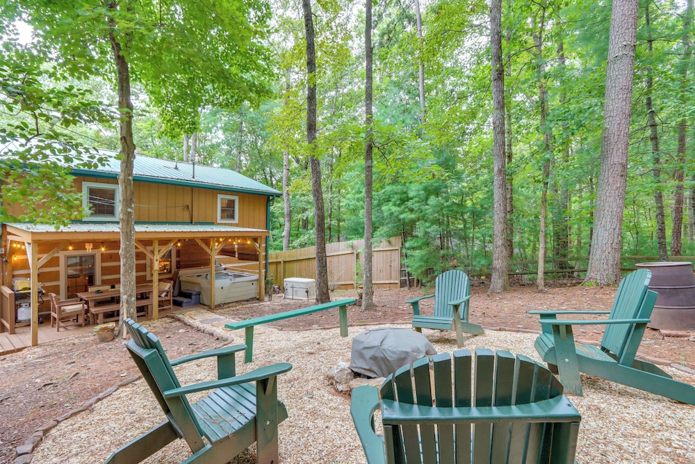 Near Hiking Trails: Hot Tub Haven in Ellijay in Ellijay, United States