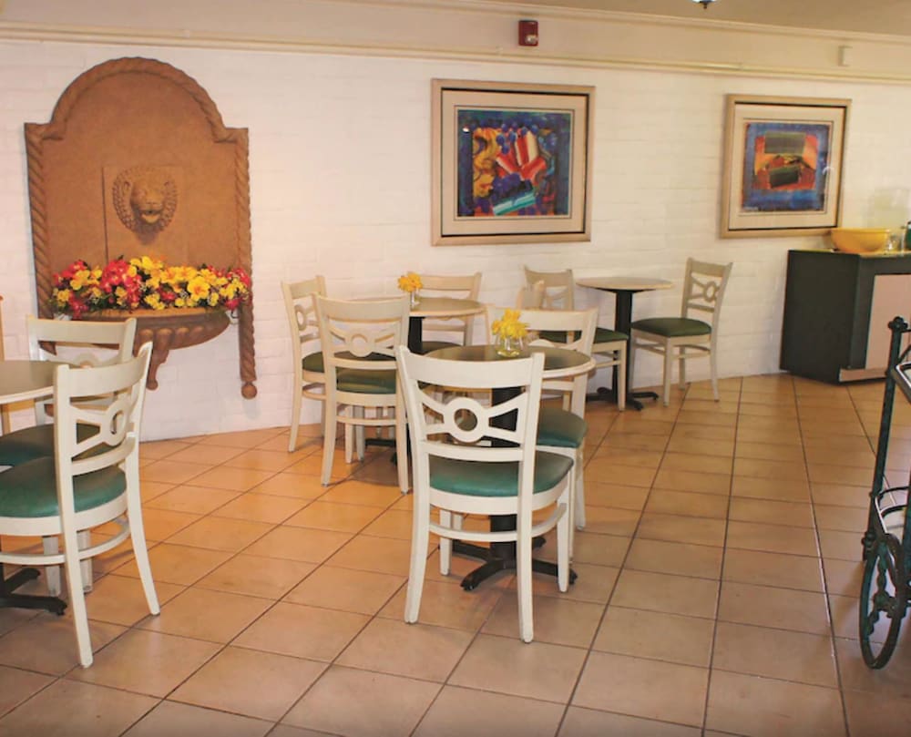 La Quinta Inn by Wyndham Bakersfield South - photo 15