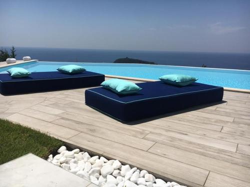 Luxury villa Blue&Blanc piscina a sfioro isola — 4-Star Luxury Hotel in Diamante, Italy