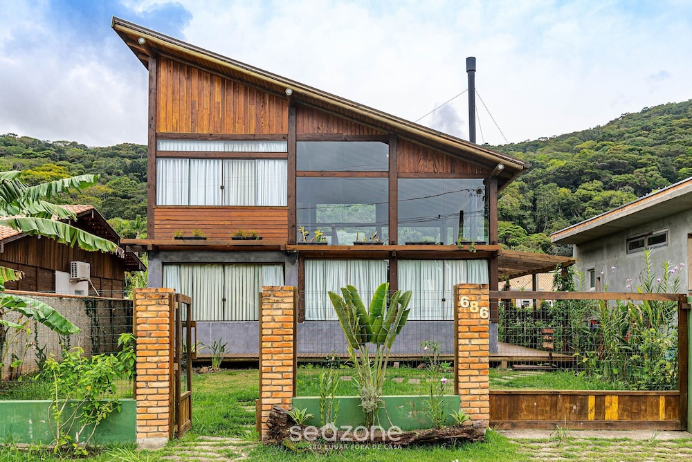Duplex 3Q Churrasq. e Garagem prox a praia EMB686