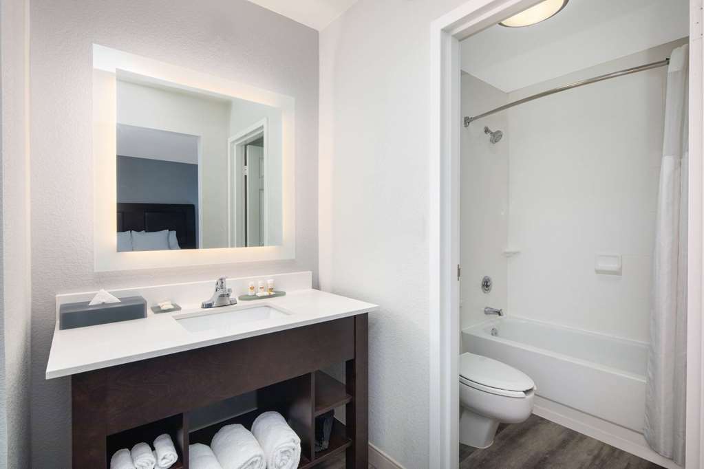 La Quinta Inn & Suites by Wyndham Atlanta Airport South - photo 12
