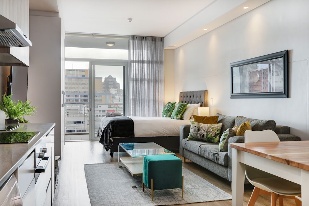 Eco Balcony Sentinel Apartment 1006 — 4-Star Luxury Hotel in Cape Town, South Africa