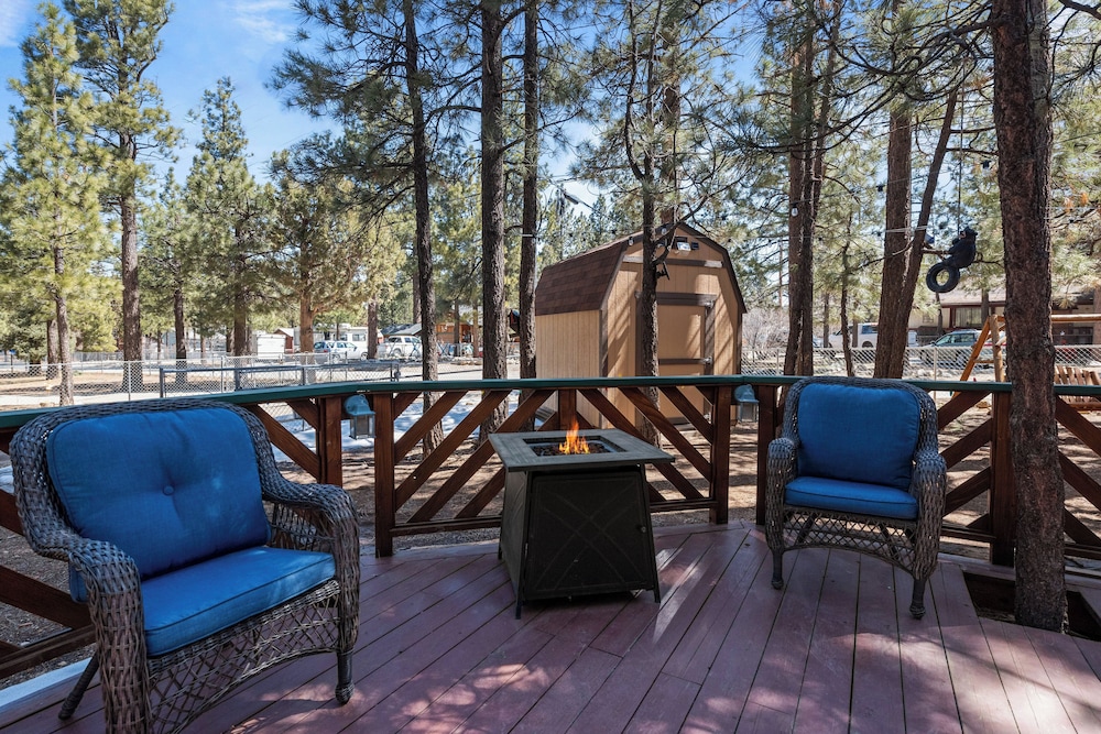 Shepherd's Cabin Gambrel cabin spacious while still being cozy and inviting — 4-Star Luxury Hotel in Big Bear City, United States