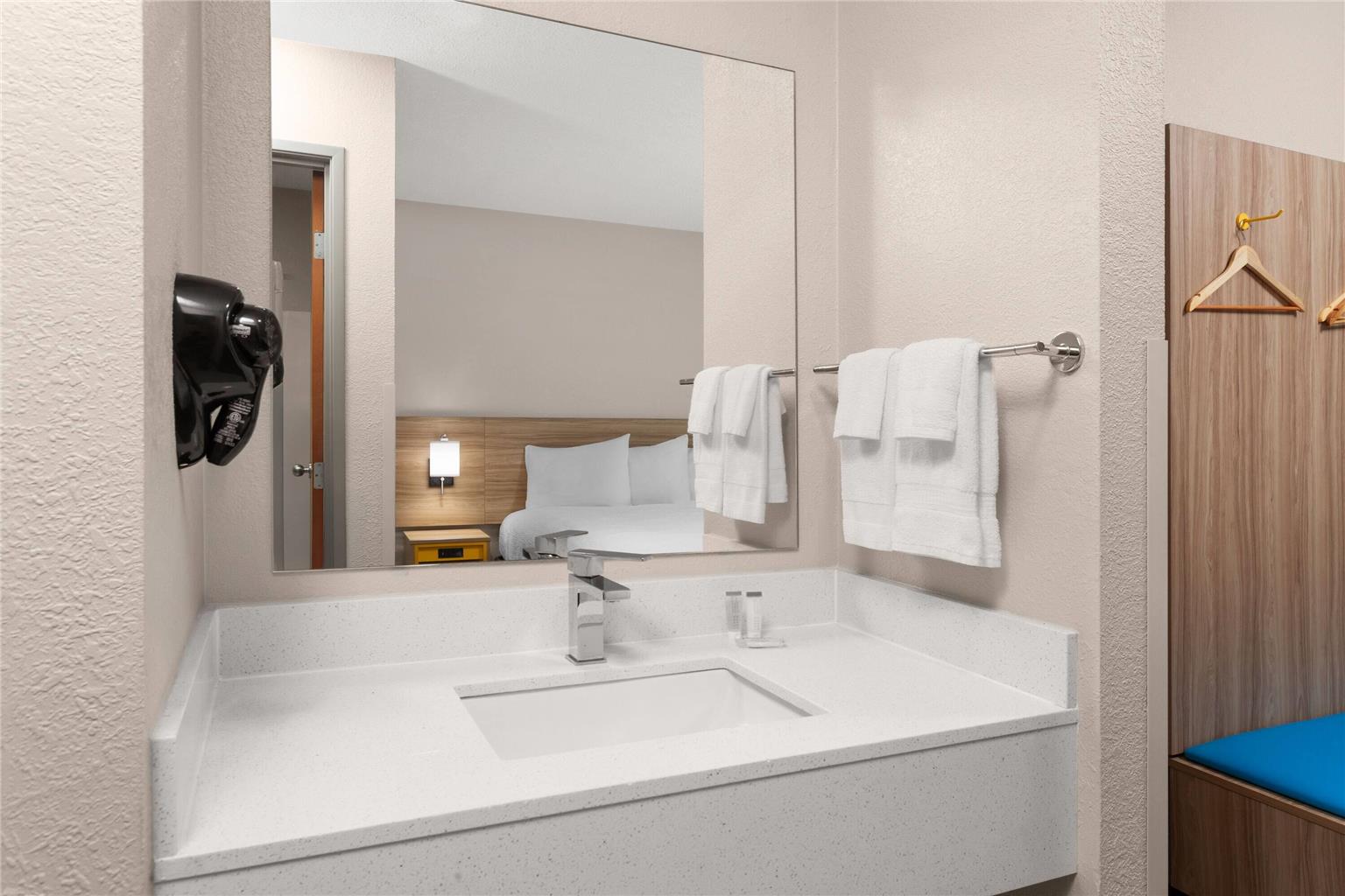 Days Inn by Wyndham Eagle River - photo 12
