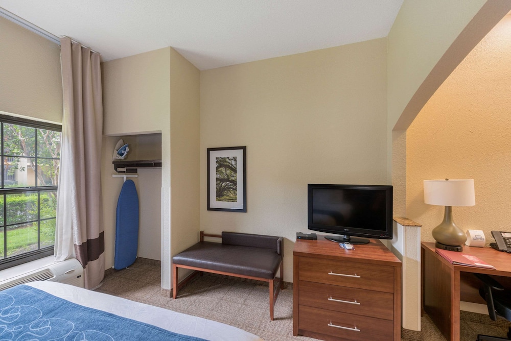 Comfort Suites Monroe - photo 23